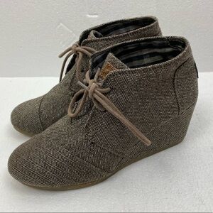 TOMS Brown Fabric Wedge Lace Up Ankle Boots Bootie Shoes women’s size 8